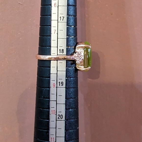 New green colored cat's eye style gold tone ring, T1B8C - Picture 3 of 3